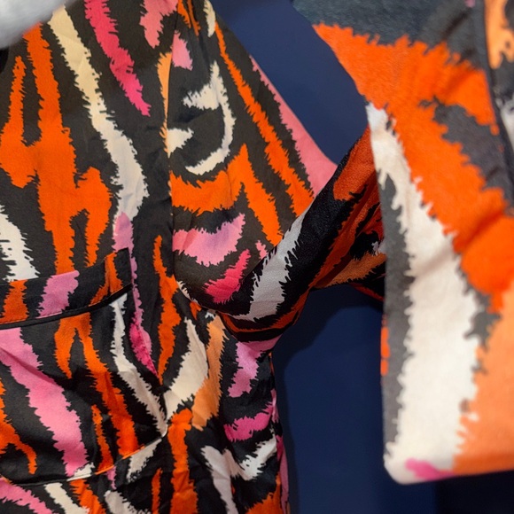 Diane Von Furstenberg - NWOT Multicolor Zebra Patterned Blouse Size Large - Picture 13 of 17